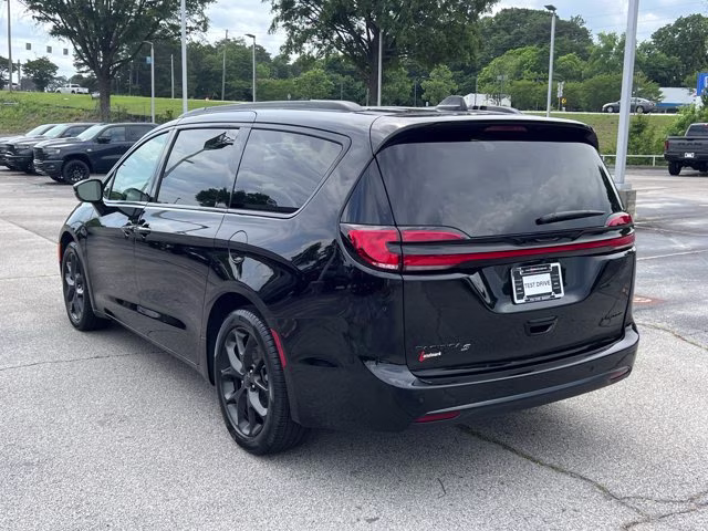 2027 Diamond Black Crystal Pearlcoat Chrysler Pacifica Limited FWD Van