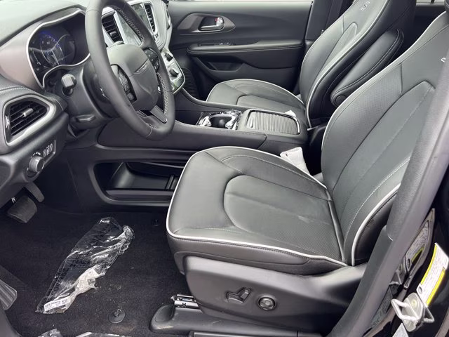 2027 Diamond Black Crystal Pearlcoat Chrysler Pacifica Limited FWD Van