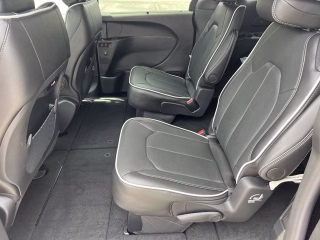 2027 Diamond Black Crystal Pearlcoat Chrysler Pacifica Limited FWD Van