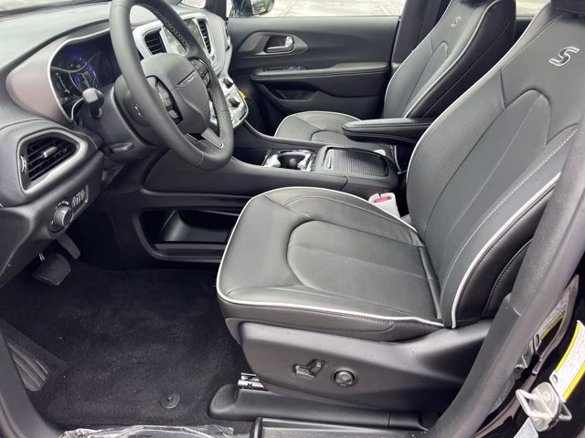 2027 Diamond Black Crystal Pearlcoat Chrysler Pacifica Limited FWD Van