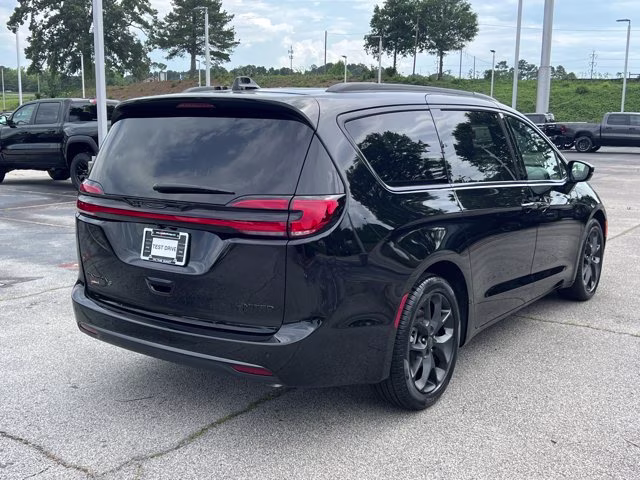 2027 Diamond Black Crystal Pearlcoat Chrysler Pacifica Limited FWD Van
