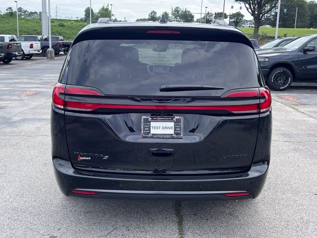 2027 Diamond Black Crystal Pearlcoat Chrysler Pacifica Limited FWD Van