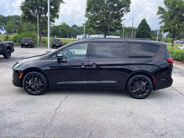 2027 Diamond Black Crystal Pearlcoat Chrysler Pacifica Limited FWD Van