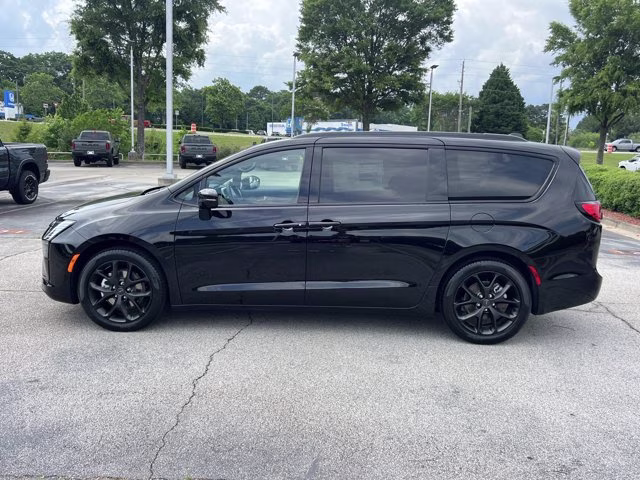 2027 Diamond Black Crystal Pearlcoat Chrysler Pacifica Limited FWD Van
