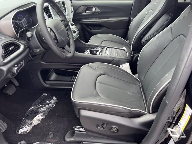 2027 Diamond Black Crystal Pearlcoat Chrysler Pacifica Limited FWD Van