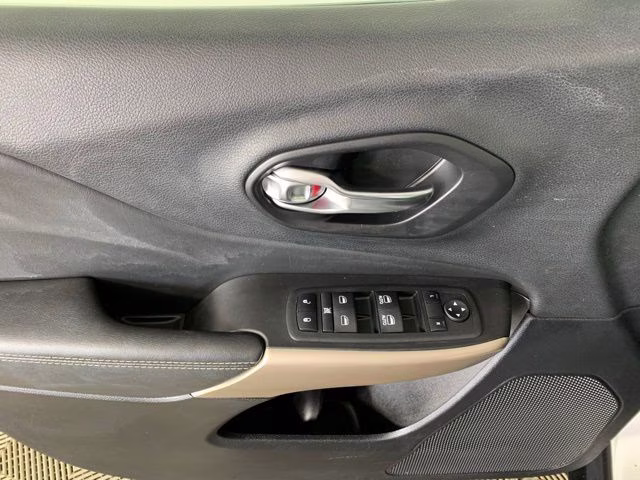 2018 Bright White Clearcoat Jeep Cherokee Limited 4X4 SUV