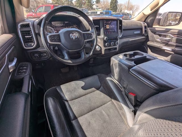2020 Diamond Black Crystal Pearlcoat Ram 1500 Laramie 4X4 Truck