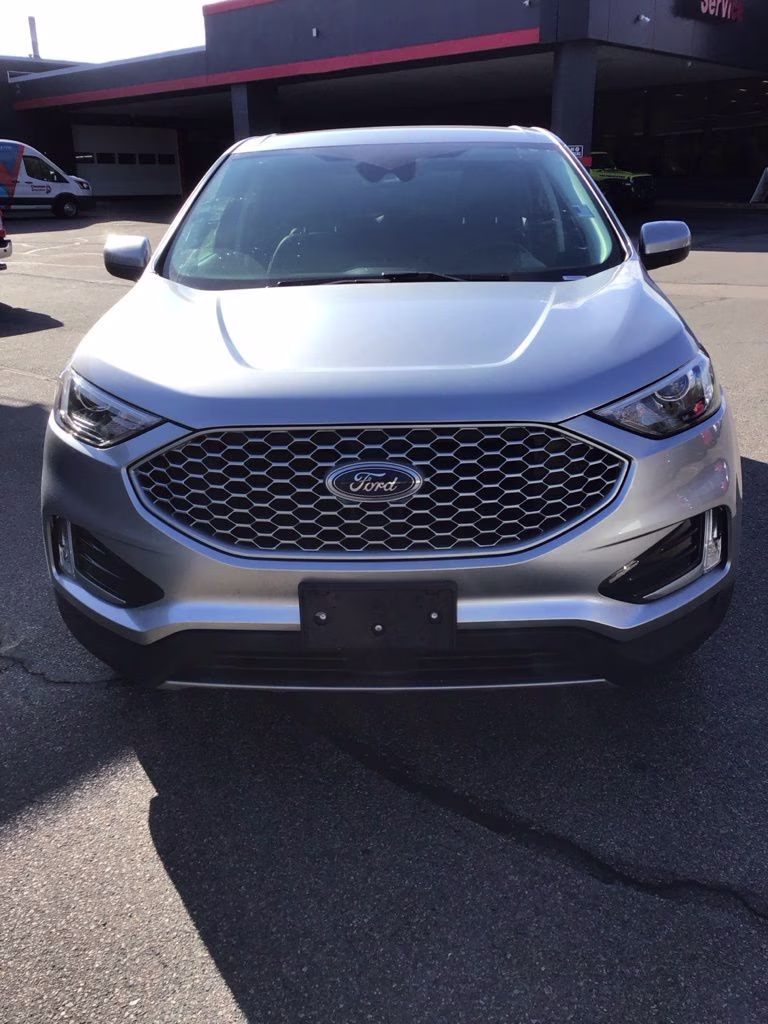 2023 Silver Metallic Ford Edge SEL AWD SUV