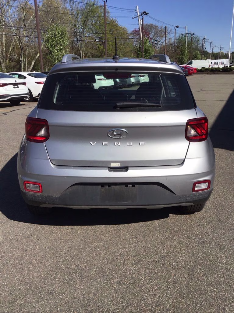 2025 Shimmering Silver Hyundai Venue SEL FWD SUV