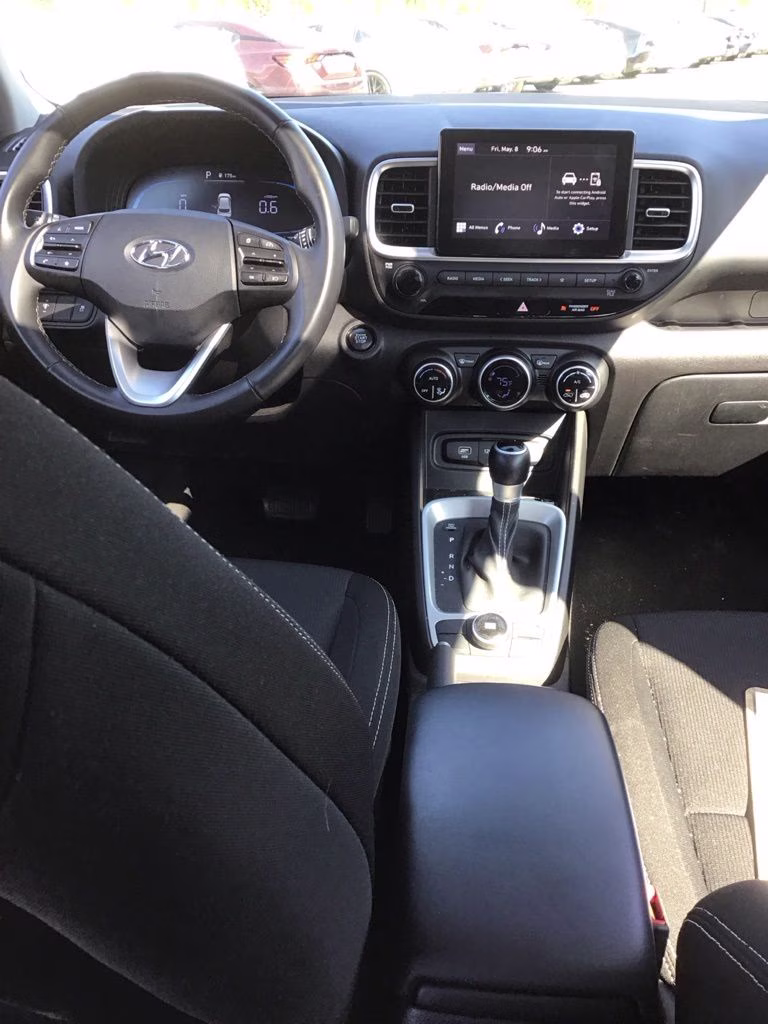 2025 Shimmering Silver Hyundai Venue SEL FWD SUV