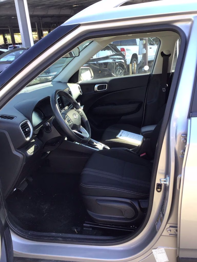 2025 Shimmering Silver Hyundai Venue SEL FWD SUV