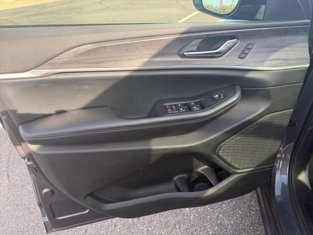 2024 Baltic Gray Metallic Clearcoat Jeep Grand Cherokee L Limited Luxury Tech II w/Dual Pane Pano Roof 4X4 SUV