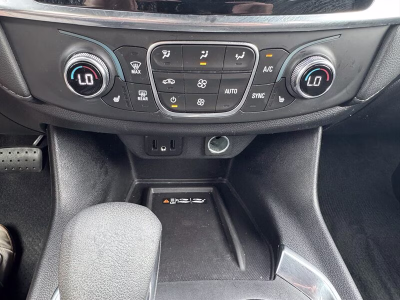 2023 Mosaic Black Metallic Chevrolet Traverse LT Cloth AWD SUV