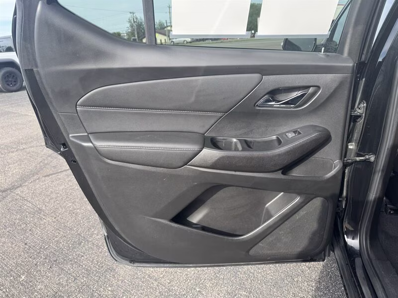 2023 Mosaic Black Metallic Chevrolet Traverse LT Cloth AWD SUV