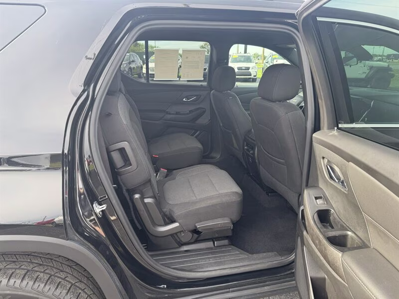2023 Mosaic Black Metallic Chevrolet Traverse LT Cloth AWD SUV