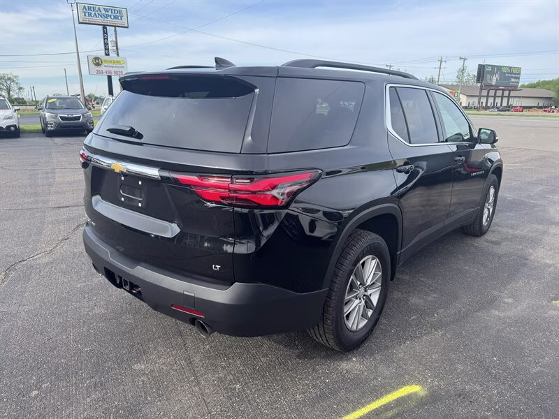 2023 Mosaic Black Metallic Chevrolet Traverse LT Cloth AWD SUV