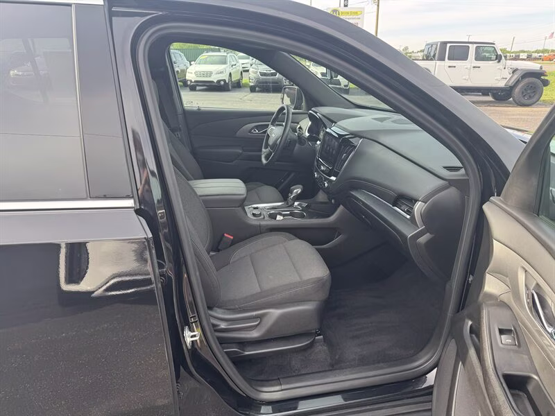 2023 Mosaic Black Metallic Chevrolet Traverse LT Cloth AWD SUV