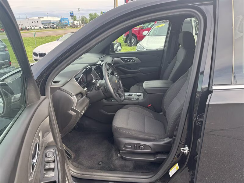 2023 Mosaic Black Metallic Chevrolet Traverse LT Cloth AWD SUV
