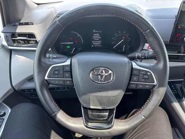 2021 Super White Toyota Sienna XLE AWD Van