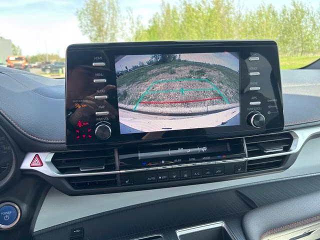 2021 Super White Toyota Sienna XLE AWD Van