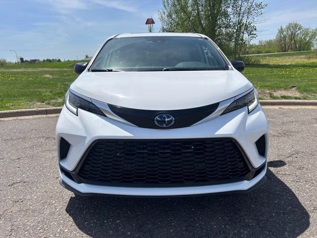 2021 Super White Toyota Sienna XLE AWD Van