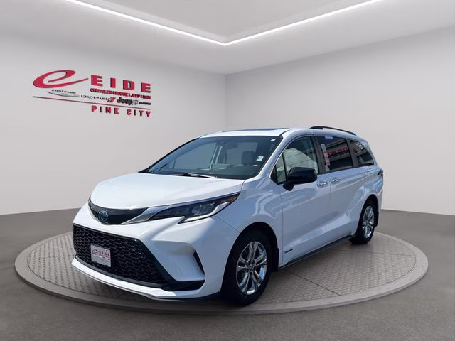 2021 Super White Toyota Sienna XSE AWD Van
