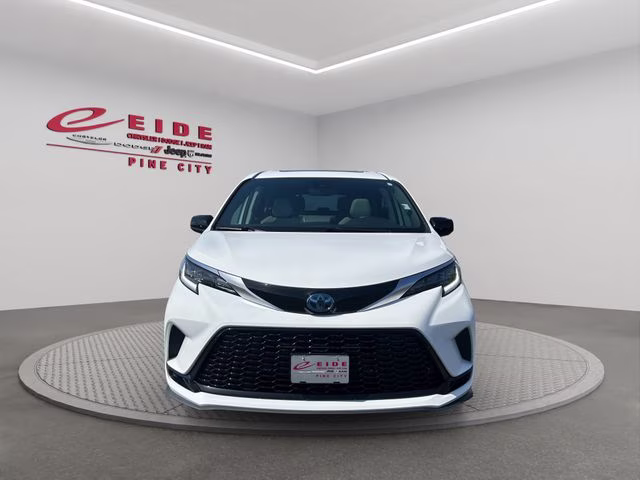 2021 Super White Toyota Sienna XSE AWD Van
