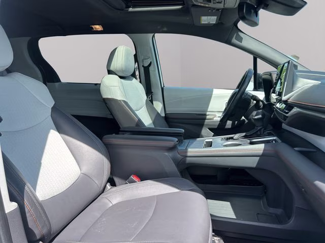 2021 Super White Toyota Sienna XSE AWD Van