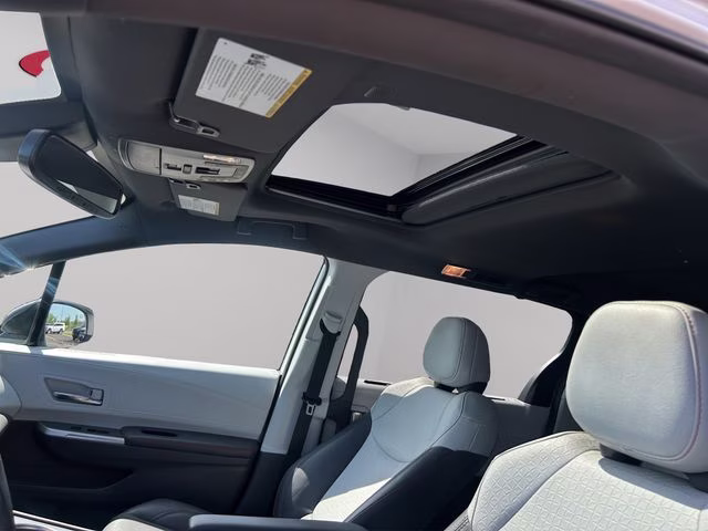 2021 Super White Toyota Sienna XSE AWD Van