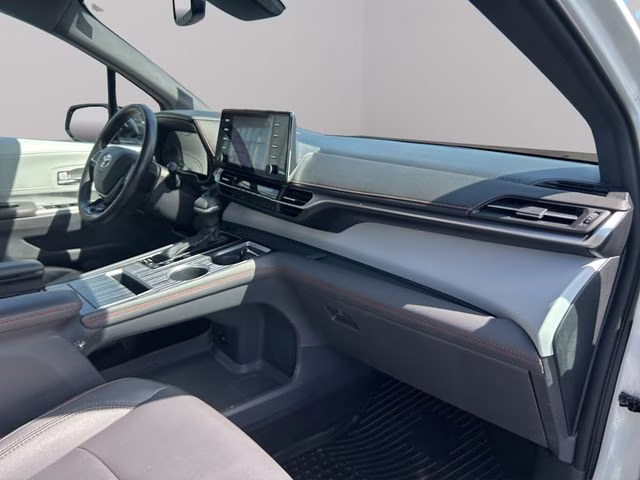 2021 Super White Toyota Sienna XSE AWD Van