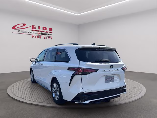 2021 Super White Toyota Sienna XSE AWD Van