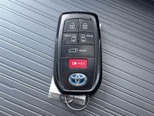 2021 Super White Toyota Sienna XSE AWD Van