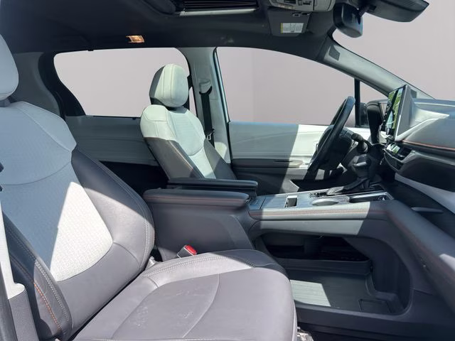 2021 Super White Toyota Sienna XSE AWD Van