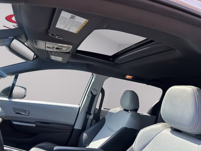2021 Super White Toyota Sienna XSE AWD Van