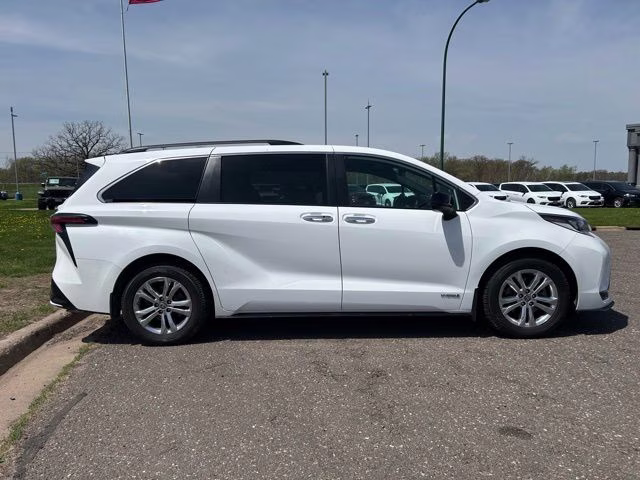 2021 Super White Toyota Sienna XSE AWD Van