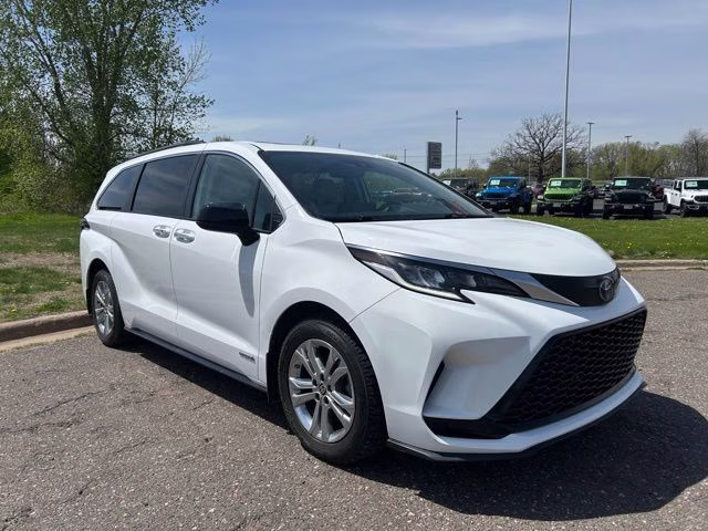 2021 Super White Toyota Sienna XSE AWD Van
