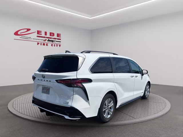 2021 Super White Toyota Sienna XSE AWD Van