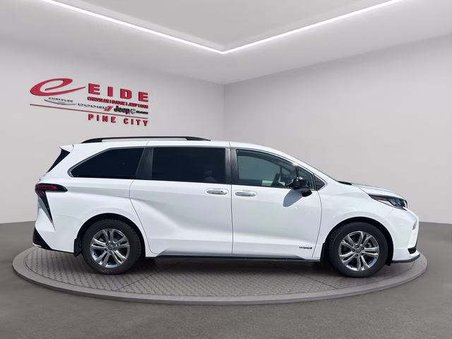 2021 Super White Toyota Sienna XSE AWD Van