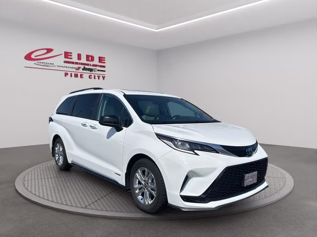 2021 Super White Toyota Sienna XSE AWD Van