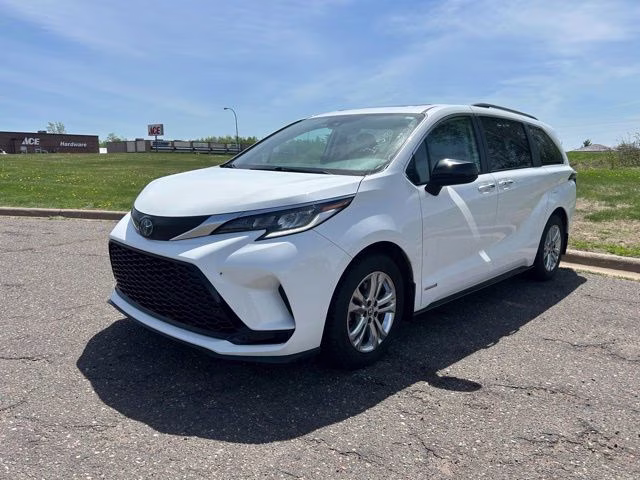 2021 Super White Toyota Sienna XLE AWD Van