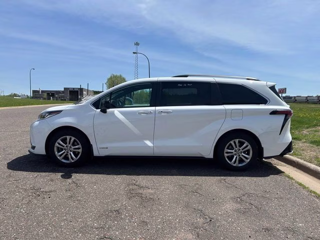 2021 Super White Toyota Sienna XLE AWD Van