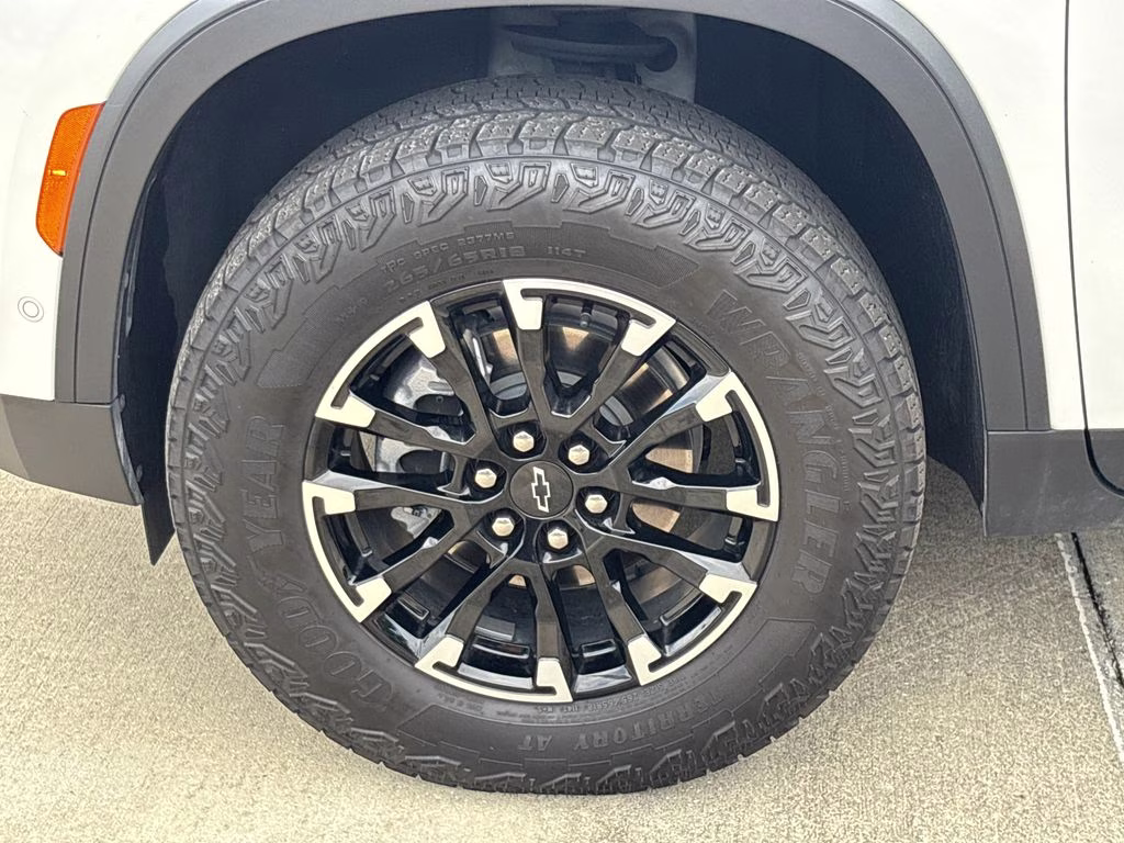2025 Iridescent Pearl Tricoat Chevrolet Traverse Z71 AWD SUV