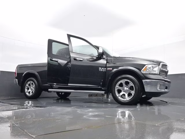 2018 Brilliant Black Crystal Pearlcoat Ram 1500 Laramie 4X4 Truck