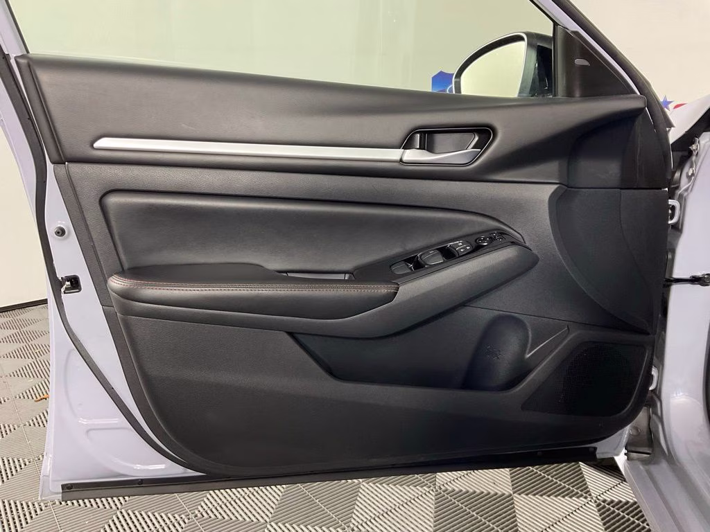 2024 Pearl Nissan Altima 2.5 SR FWD Sedan