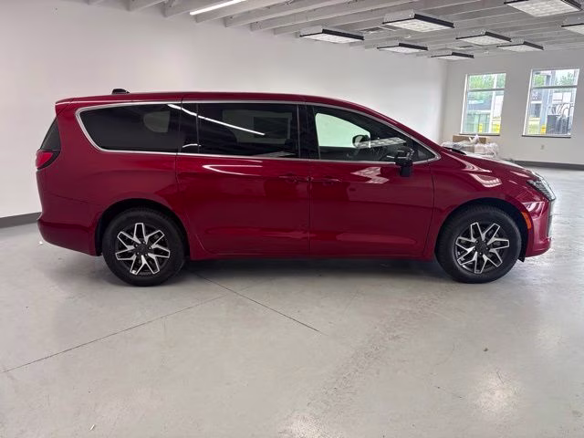 2027 Red Hot Pearlcoat Chrysler Pacifica Limited AWD Van