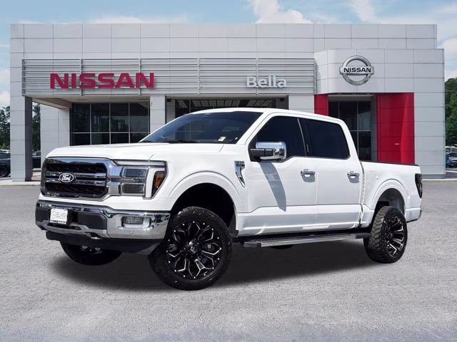 2024 Star White Metallic Tri-Coat Ford F-150 Lariat 4X4 Truck
