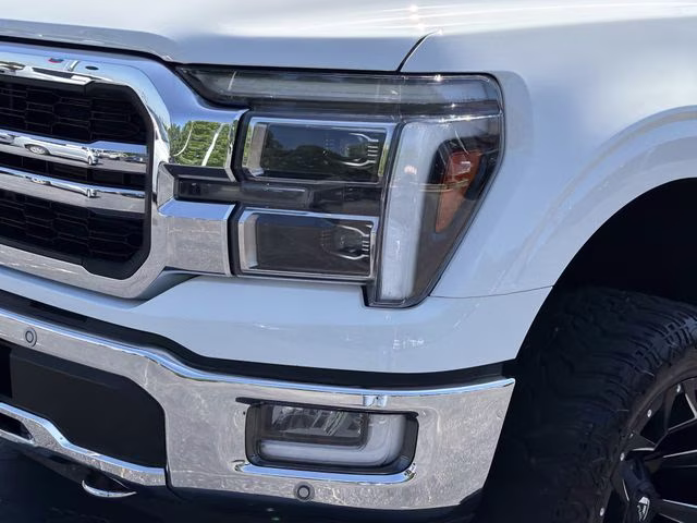 2024 Star White Metallic Tri-Coat Ford F-150 Lariat 4X4 Truck