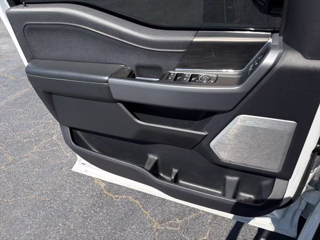2024 Star White Metallic Tri-Coat Ford F-150 Lariat 4X4 Truck