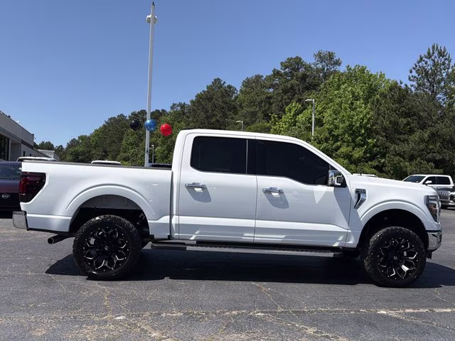 2024 Star White Metallic Tri-Coat Ford F-150 Lariat 4X4 Truck