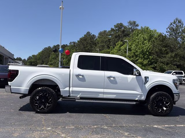 2024 Star White Metallic Tri-Coat Ford F-150 Lariat 4X4 Truck